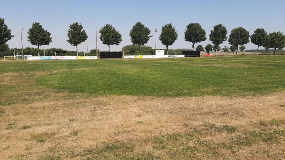 Sportplatz vertrocknet